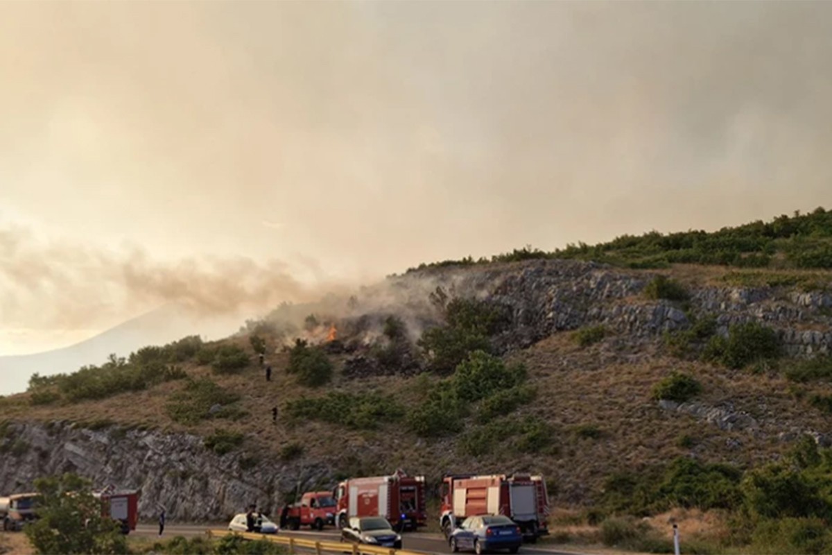 Vatra se spušta ka putu, borba s požarom iznad Trebinja ne prestaje
