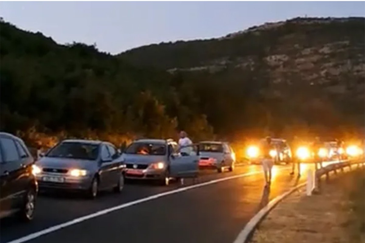 Obustavljen saobraćaj na ulazu u Trebinje, vatra prišla magistrali