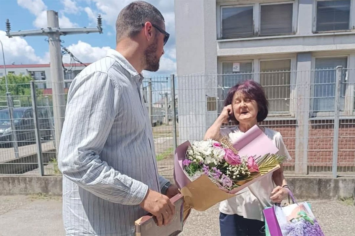 Neobičan događaj u Prijedoru: Koleginicu u penziju ispratili u old tajmeru (FOTO)