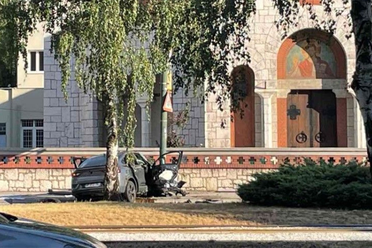 Detalji udesa u Sarajevu: Autom prešao preko šina u suprotnu traku i udario u zid