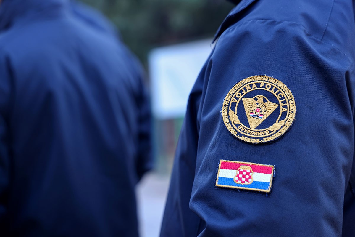 Dvojica Hrvata i Srbin kolima upali u kasarnu u Hrvatskoj, vojnik za dlaku izbjegao povrede