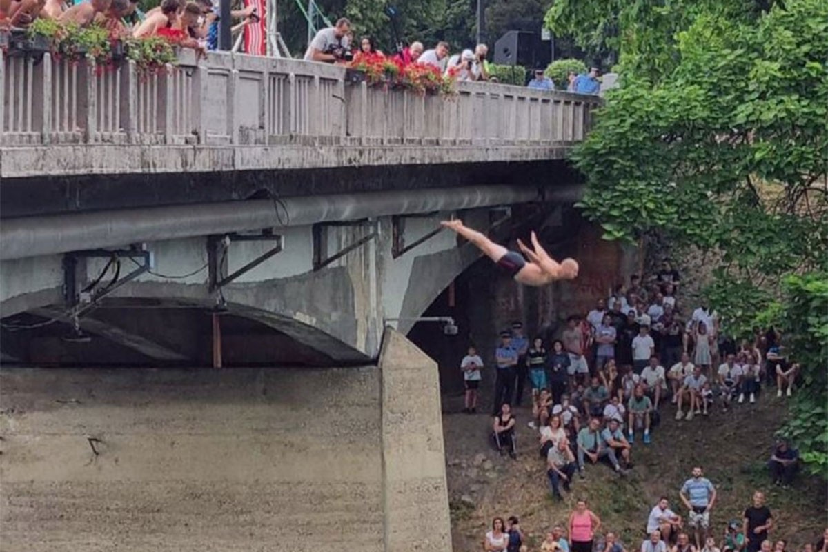 Tradicionalnim skokovima sa Gradskog mosta u Banjaluci otvoreno "Ljeto na Vrbasu"