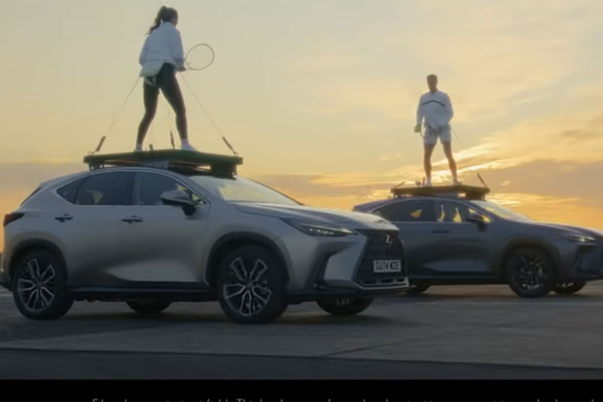 Igrali tenis na krovu automobila dok su se vozila kretala (VIDEO)