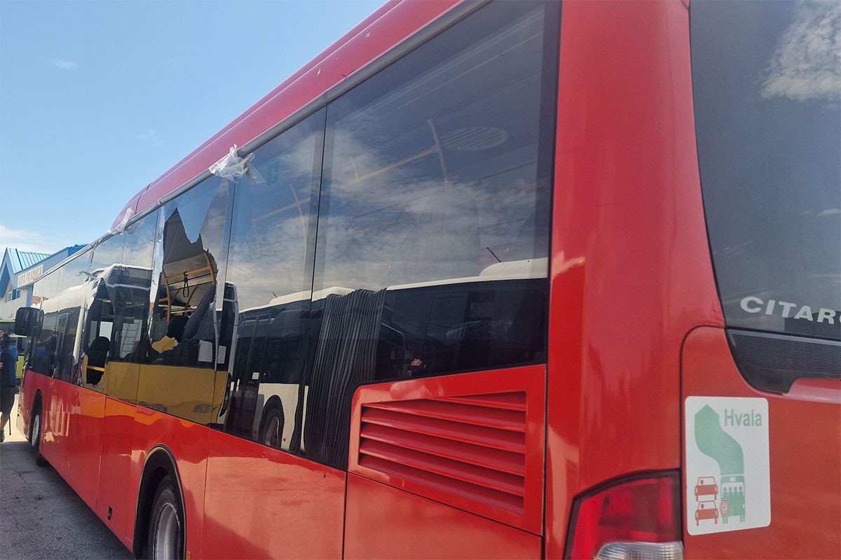 Detalji napada na autobus iz Brčkog: Čuo se tup udar, djecu jedva smirili (FOTO)