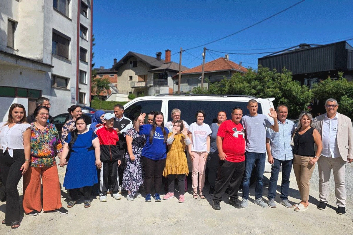 Plemeniti donator sa adresom u SAD: Poklonio kombi Udruženju "I mi postojimo" iz Kladuše
