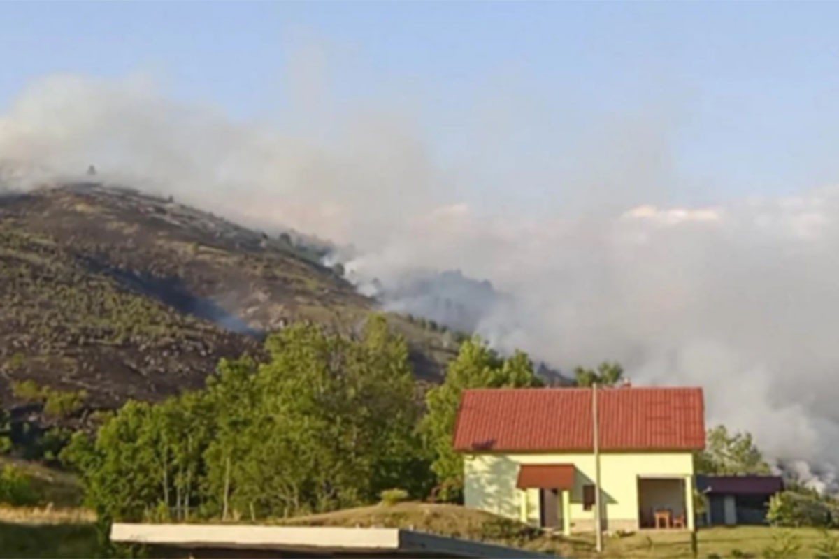 Požar u Gacku pod kontrolom: Povrede zadobili mještanin i vatrogasac