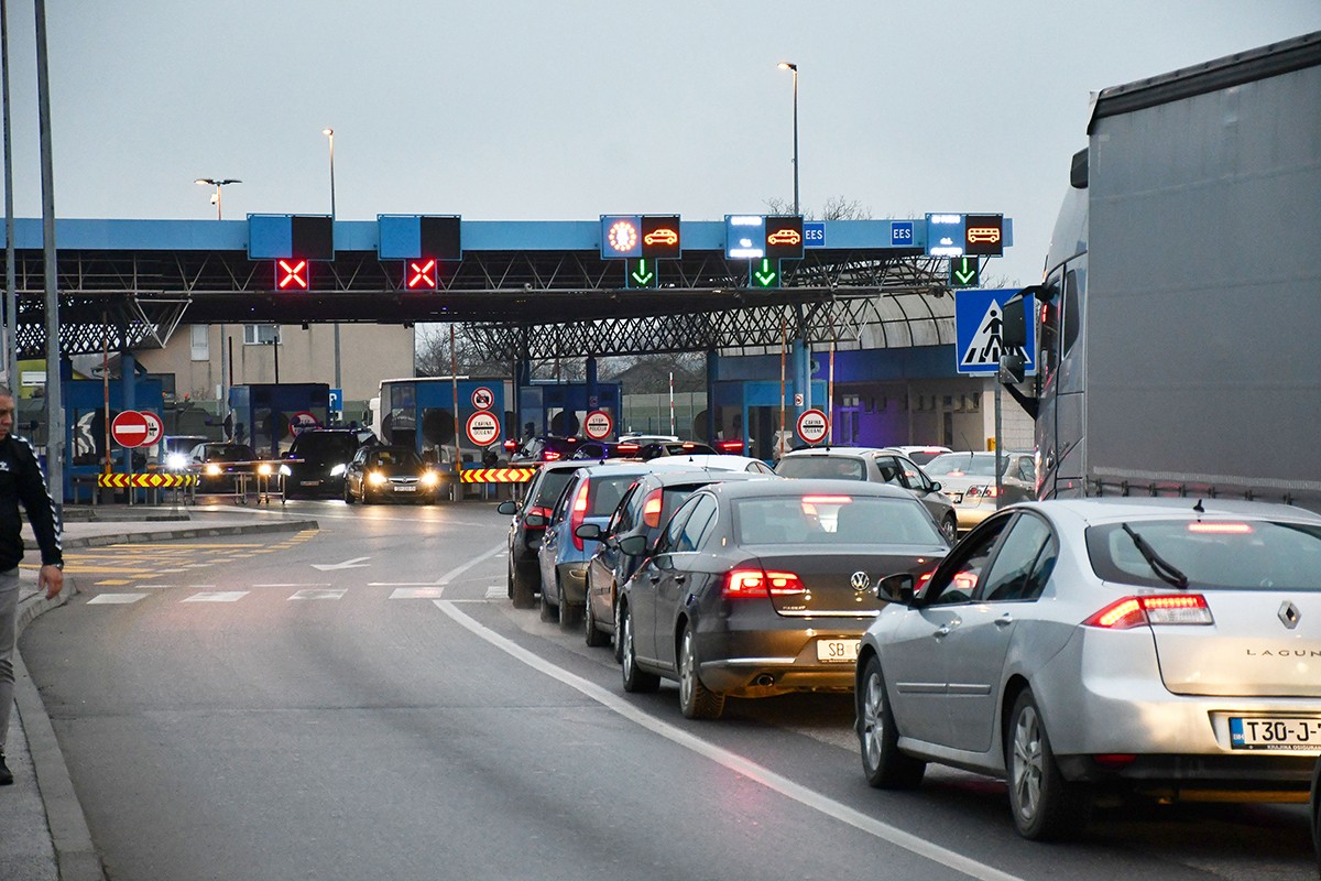 Prevozio rakiju iz BiH, pa "popio" kaznu od 12.000 evra (FOTO)