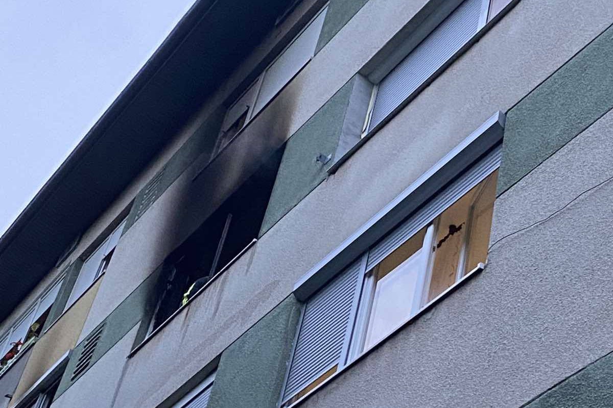 Gorio stan u Banjaluci, požar gasilo osam vatrogasaca (FOTO)