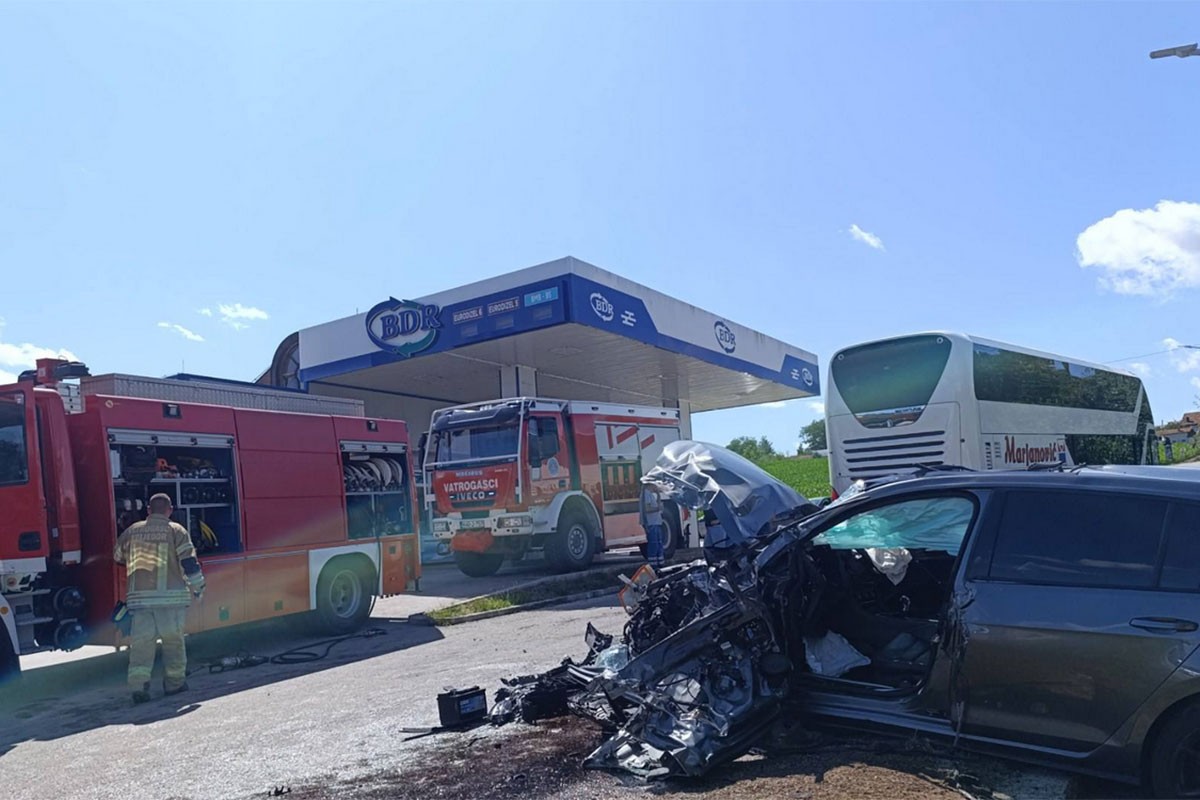Teška saobraćajka kod Prijedora: Sudar autobusa i golfa, ima povrijeđenih (FOTO)