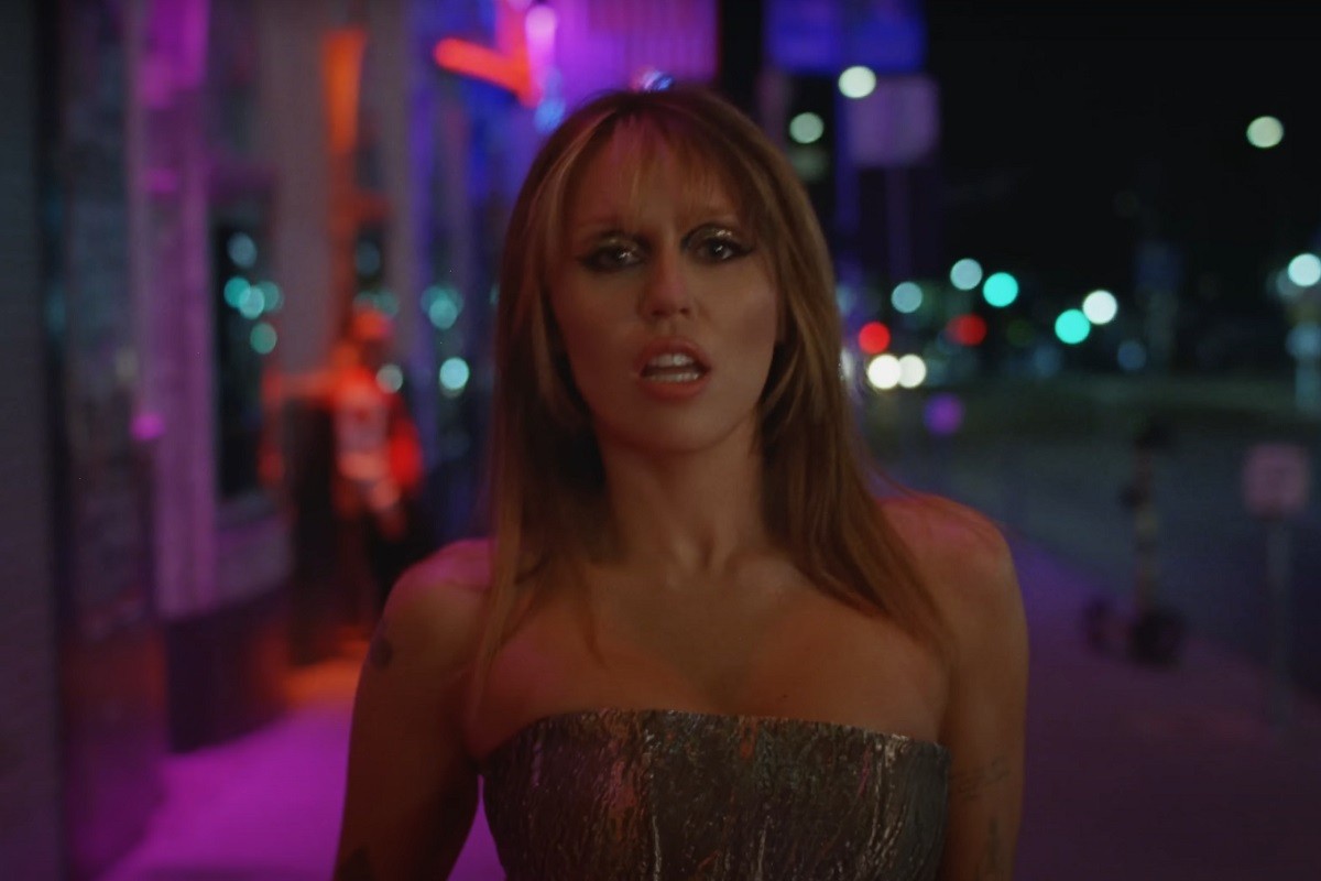 Majli Sajrus predstavila spot za "Walk of Fame" (VIDEO)