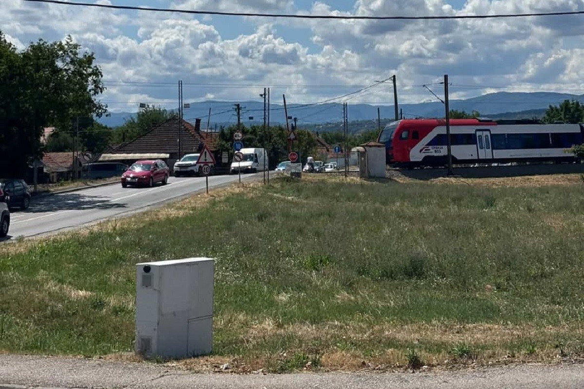 Užas kod Valjeva: Voz udario osobu na barskoj pruzi (FOTO)