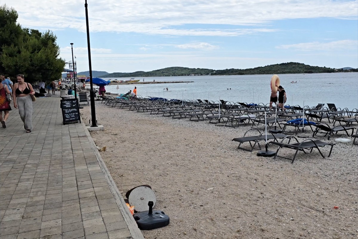 Plaže u Vodicama zjape prazne: "Prije pet godina nije se moglo proći" (FOTO)