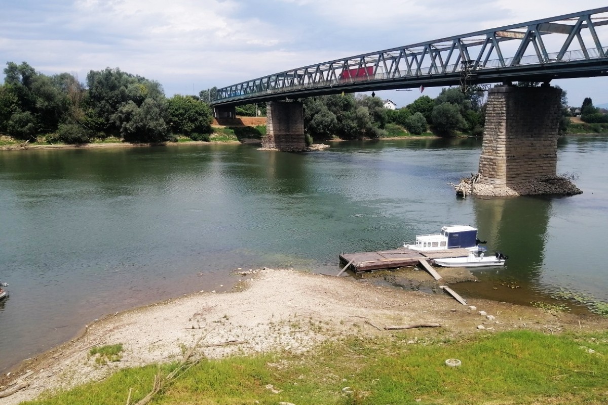 Suša predugo traje: Sava se na mnogim mjestima može pregaziti (FOTO)