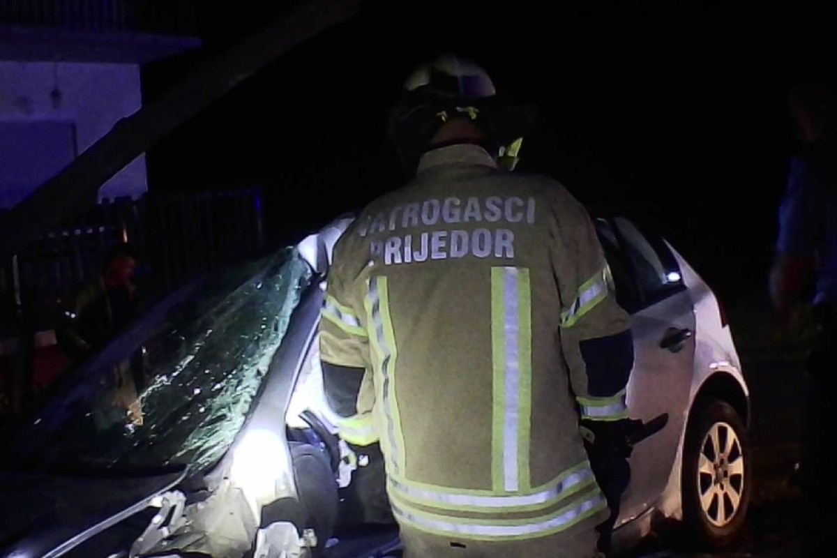 Vatrogasci objavili fotografije teške saobraćajke, Prijedorčanka prevezena na UKC