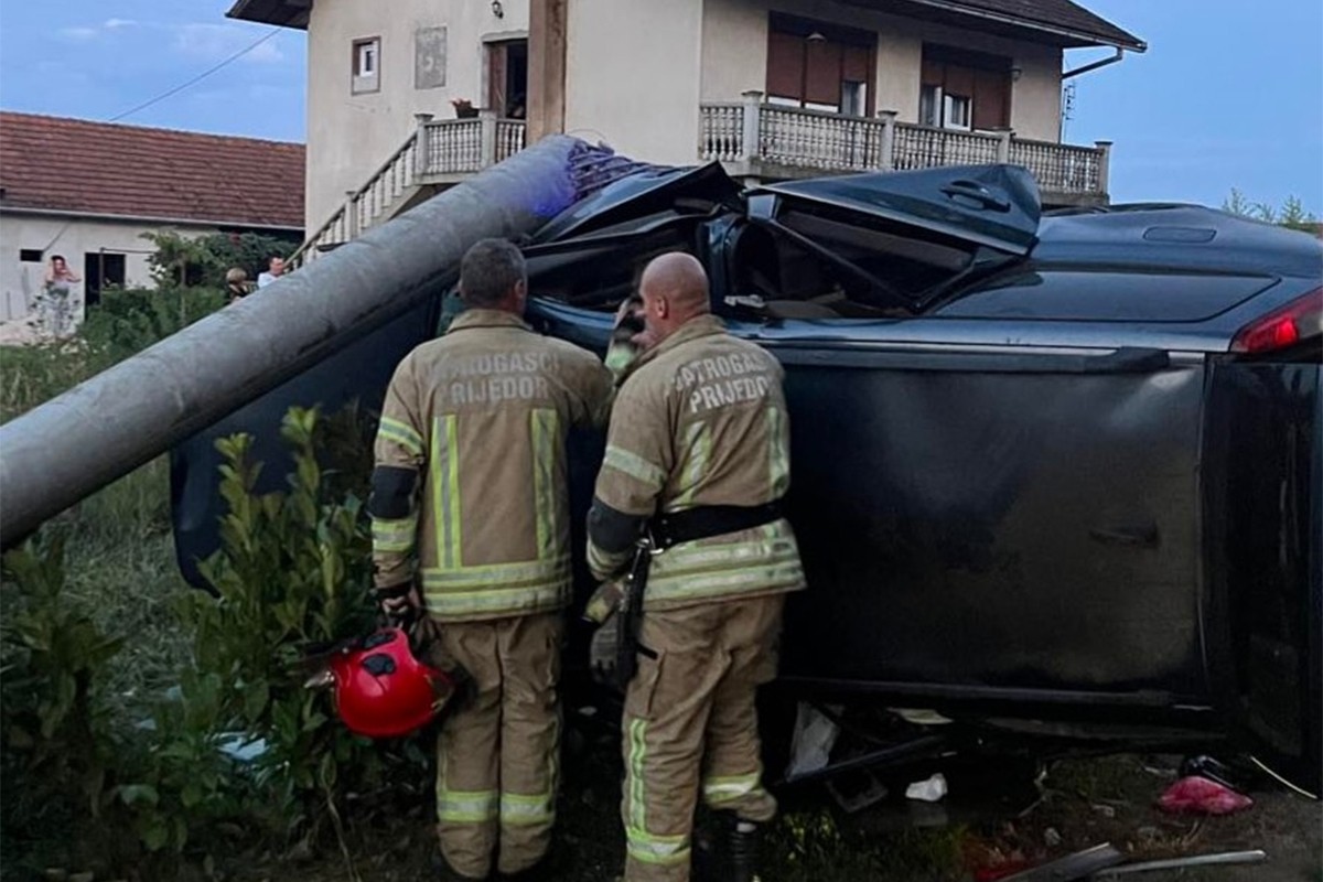Automobilom sletio i udario u banderu kod Prijedora, vozača izvlačili vatrogasci (FOTO)