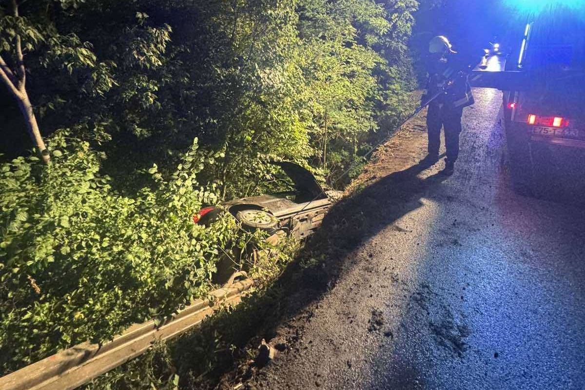 Udes u Banjaluci: Auto završio u kanalu (FOTO)