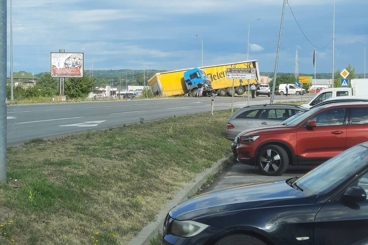 Kamion sletio s puta na ulazu u Modriču, policija na terenu
