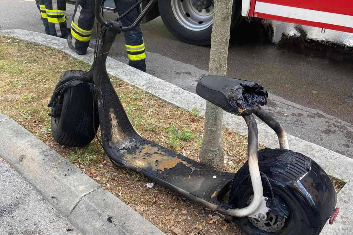 Požar u Banjaluci, gorio električni skuter (FOTO)