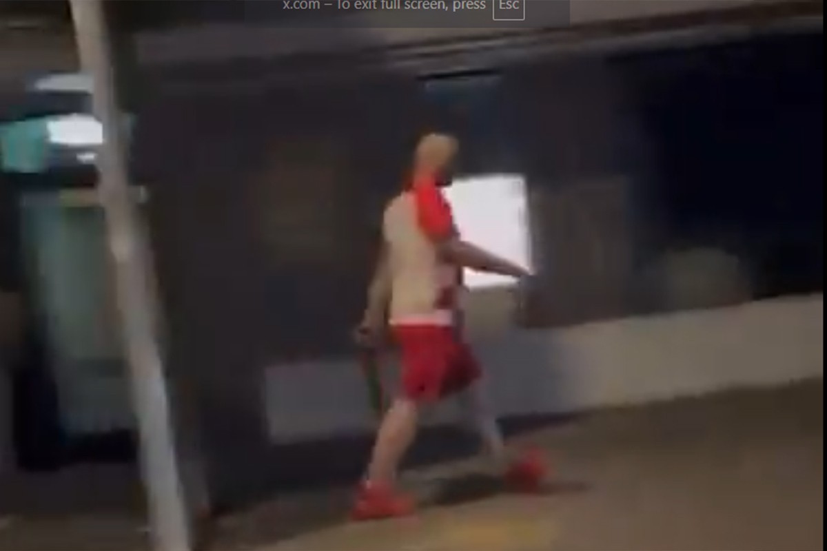 Hrvat u dresu izvukao mačete i krenuo u napad (VIDEO)