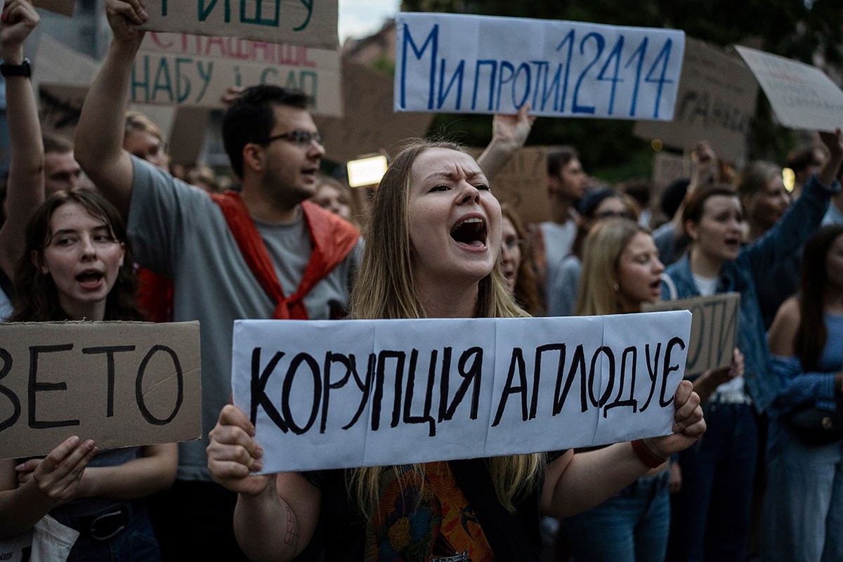 Zelenski potpisao kontroverzni zakon, najveći protest u Kijevu od početka rata