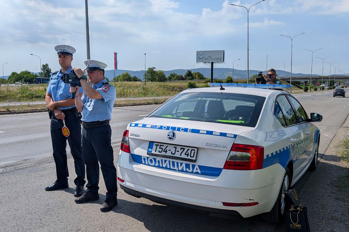 Policajci "kažnjavali" vozače crvenim i zelenim mirisima za auto