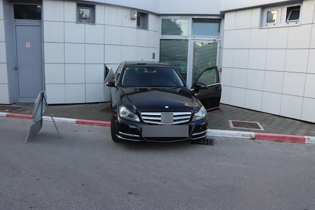 Stala da natoči gorivo u Zagrebu, auto se zakucao u benzinsku (FOTO)