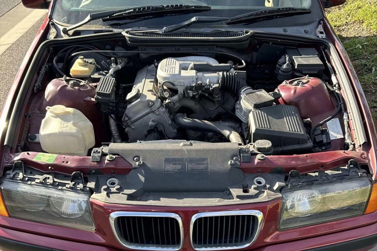 Policija zaustavila BMW bez haube: Šokirali se kad su vidjeli vozačevo sjedište (FOTO)