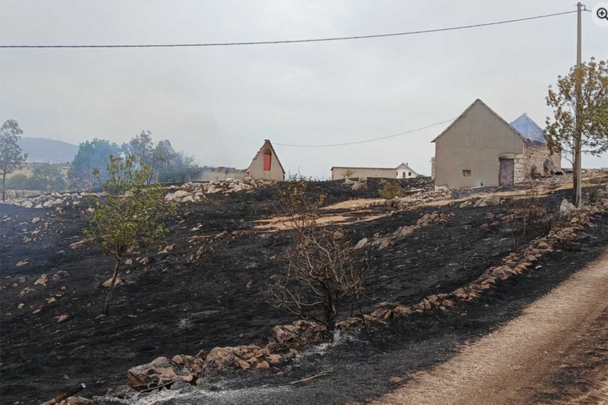 Ponovo gori u Hercegovini, visoka temperatura i jak vjetar rasplamsali požare (FOTO)