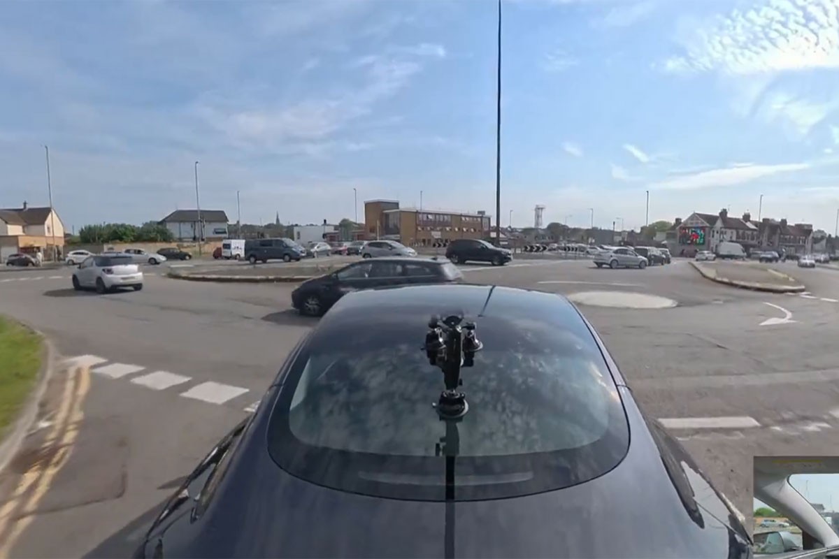 Teslin autopilot protiv "najluđeg" kružnog toka (VIDEO)