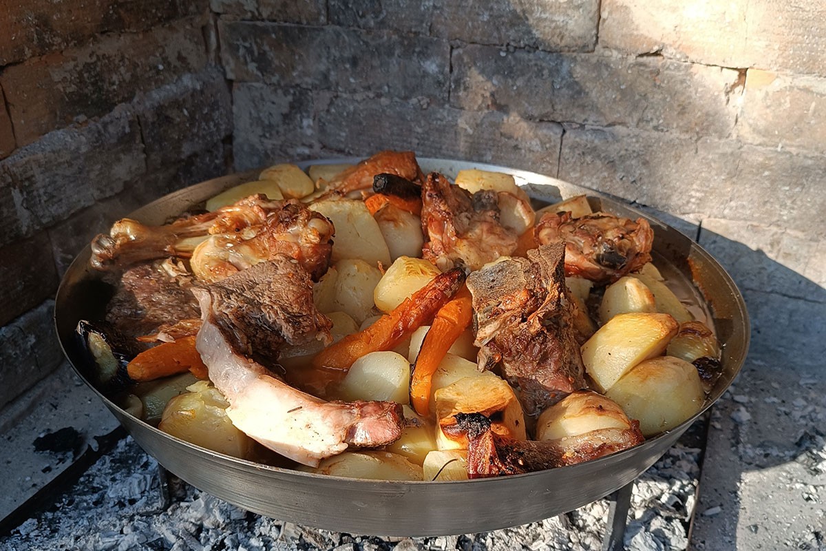 Gdje se najbolje jede i pije: Sve više "Kotlićijada", "Sačijada" i "Rakijada"