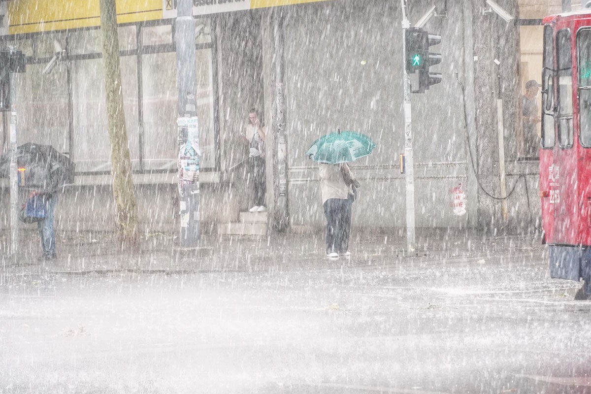 Snažna oluja protutnjala Srbijom: Padao grad, vjetar nosio sve pred sobom (VIDEO)