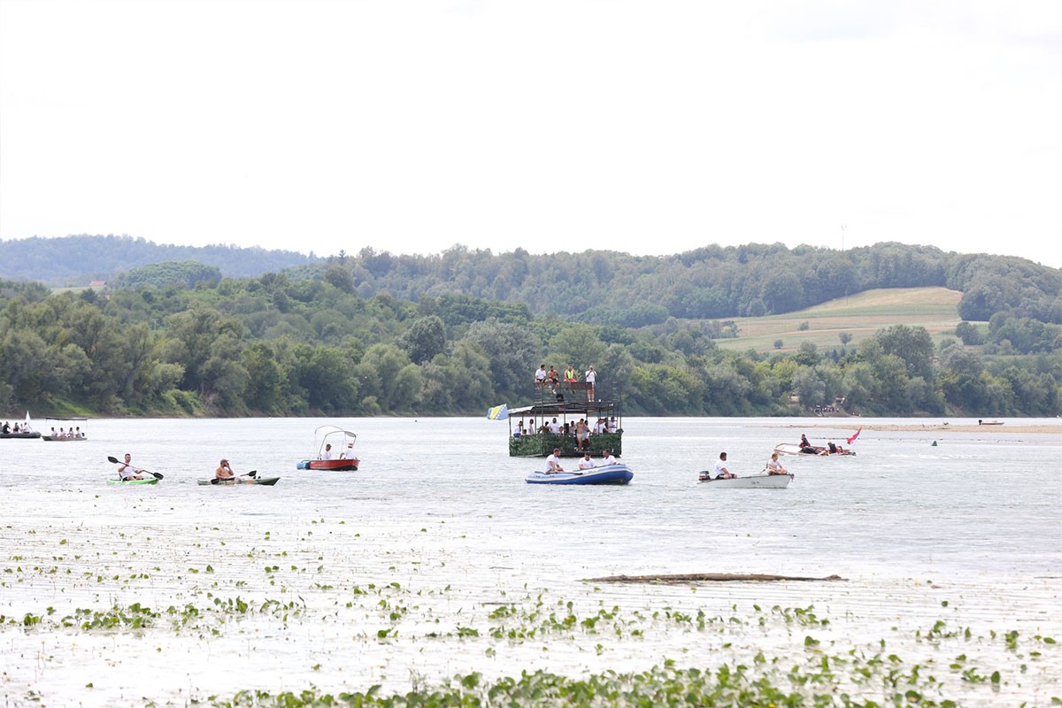 Prva derventska regata okupila 100 učesnika sa 30 plovila (FOTO)