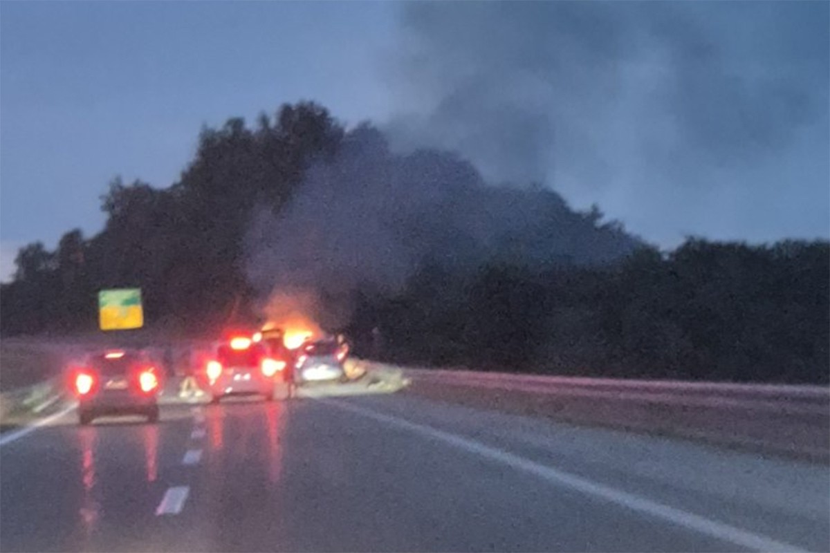 Zapalio se automobil na auto-putu Banjaluka-Gradiška