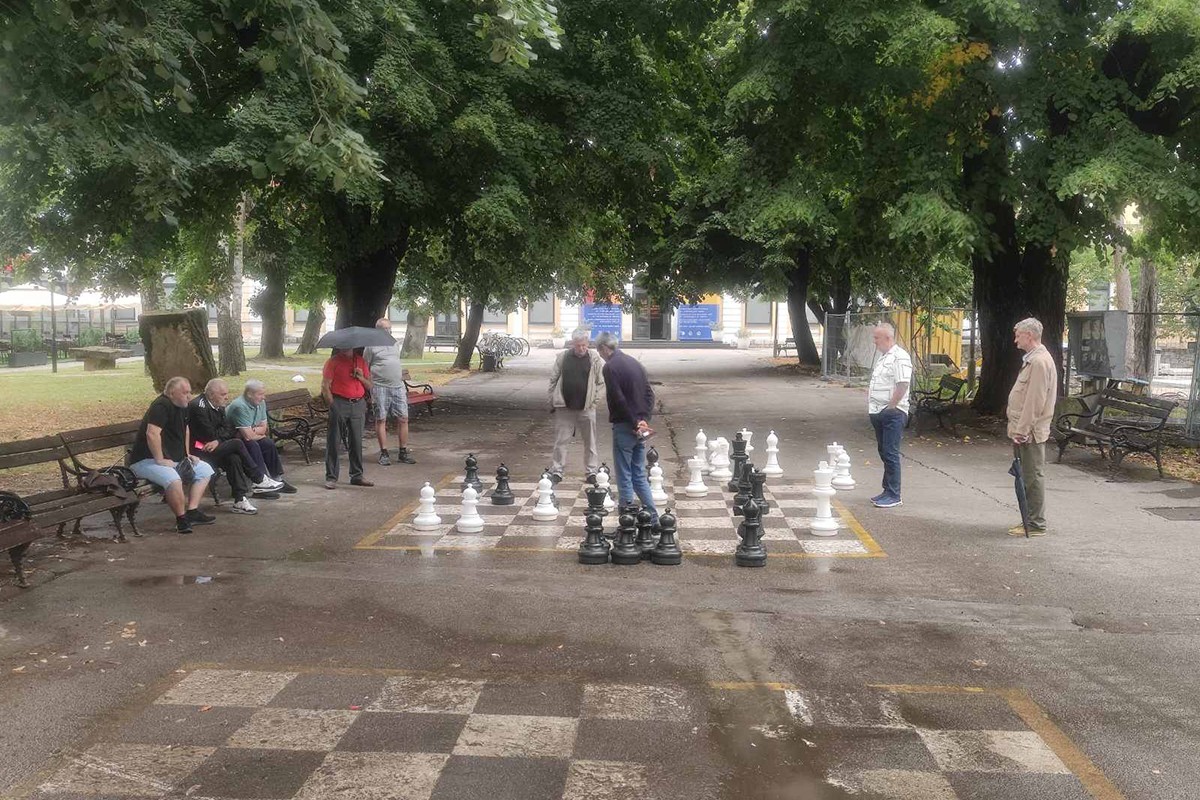 Banjalučki šahisti igraju i pod kišobranima