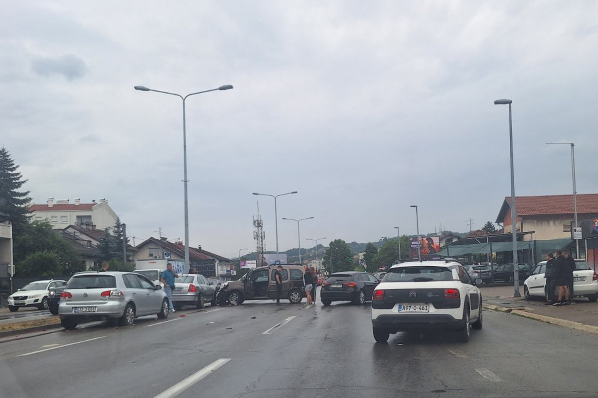 Lančani sudar u Banjaluci, velika kolona na tranzitu (FOTO)