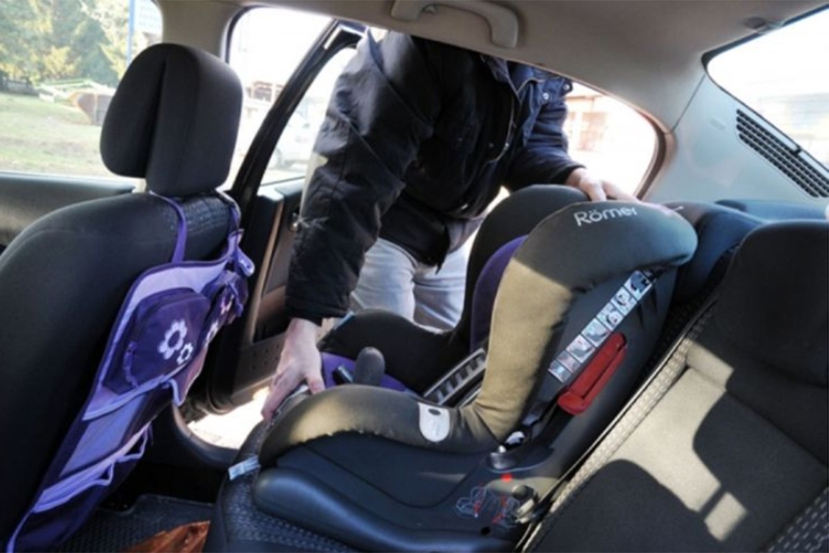 Otac ostavio četvoro male djece u automobilu na 40 stepeni i otišao u seks šop