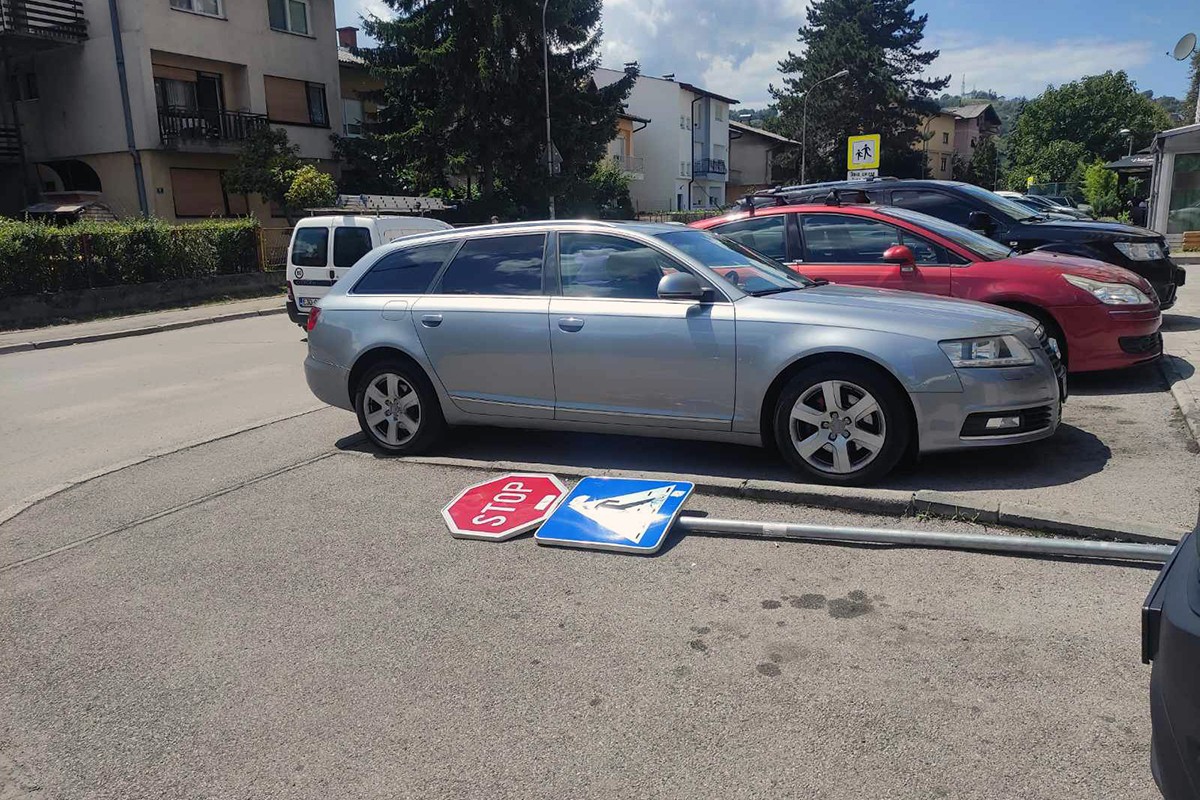 Banjalučani apelovali: Popravite saobraćajni znak kod vrtića (FOTO)