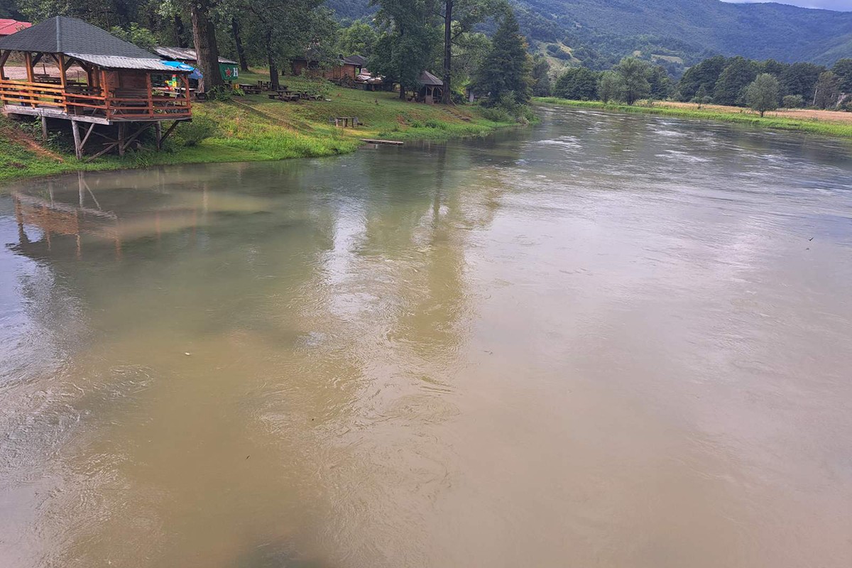 Bageri prekopali Plivu, zamućena voda za piće (FOTO, VIDEO)