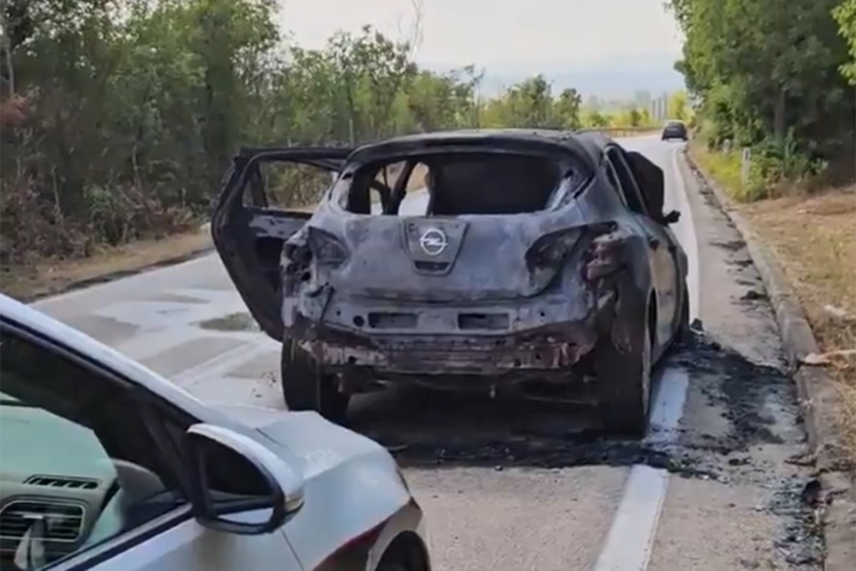 Izgorio auto kod Mostara, planulo i raslinje pored puta (VIDEO)
