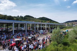 Farmeri provozali traktore kroz Bužim: Proizvodnja zdrave hrane ...