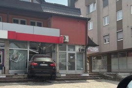 Karambol u Tesliću: BMW-om beogradskih tablica uletio u banku (FOTO)