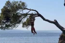 Influenserka skakala sa zaštićenog kamena u Brelima (VIDEO)