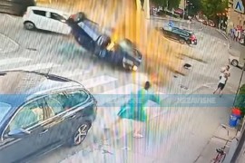 Pogledajte snimak stravične saobraćajke u Banjaluci: Žena za dlaku ...