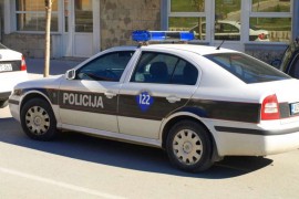 Nasrnuo na dva policajca, demolirao pritvorsku prostoriju