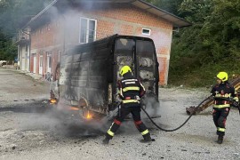 Intervencija vatrogasaca kod kamenoloma u Banjaluci: Gorio kombi (FOTO)