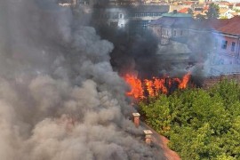 Gori napuštena kuća u Bijeljini