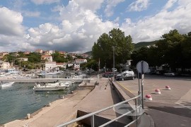 Pijani Poljaci divljali na Jadranu, jedan u kafić ušao sa sjekirom