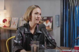 Pjevačica usred nastupa skinula grudnjak i bacila ga u publiku (VIDEO)