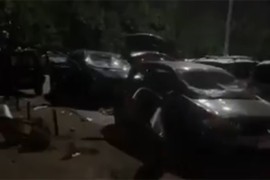 Potpuno razlupani automobili bez tablica u Novom Sadu (VIDEO)