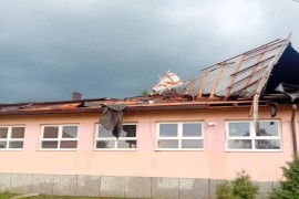 Nevrijeme oštetilo krov škole u Prnjavoru (FOTO)